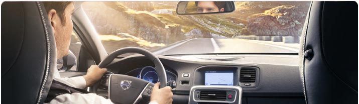 Känn dig säker på vägen i en Volvo V60 - en av våra populära hyrbilar på Hertz!