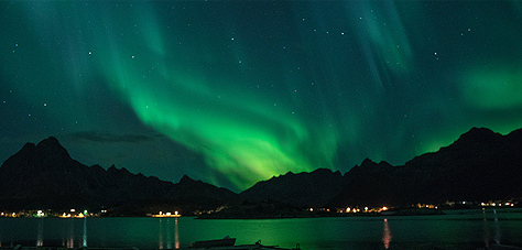 Norrsken, Aurora Borealis, syns som bäst en klar natt norr om polcirkeln. Här i Lofoten, Norge.