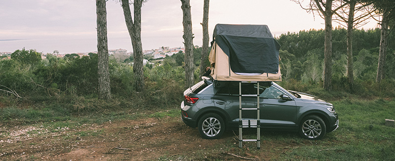 carro Hertz equipado com tenda de tejadilho aberta com vista mar