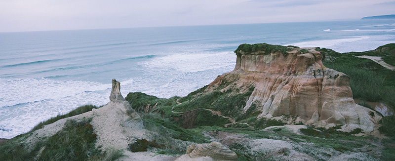 fotografia de uma zona costeira de Portugal com o mar agitado