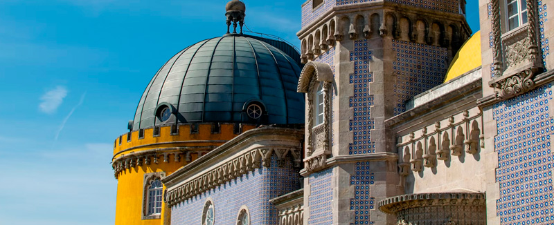 edifício do palácio da pena em sintra com destaque para a cúpula amarela