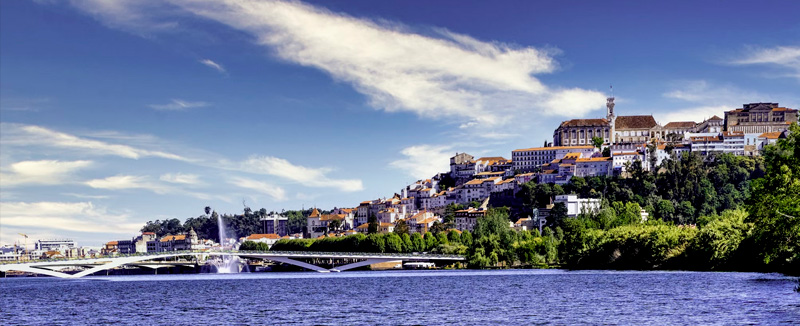 paisagem cidade de coimbra com o rio e edifícios da cidade sob o ceu azul durante o dia