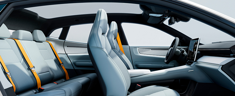 interior Polestar 4 com design desportivo com estofos em malha Tailored Knit e cintos laranjas