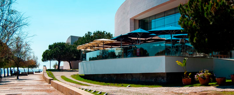 Edifício moderno da fundação Champalimaud em lisboa a beira-rio com passeio agradável.
