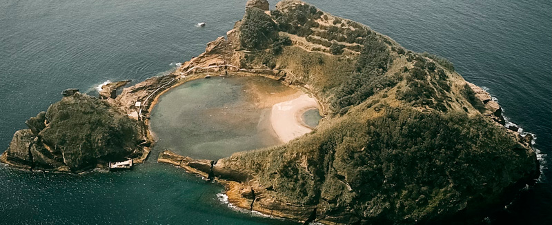 vista aérea do ilheu vila franca em São Miguel nos Açores, uma piscina natural com água cristalina