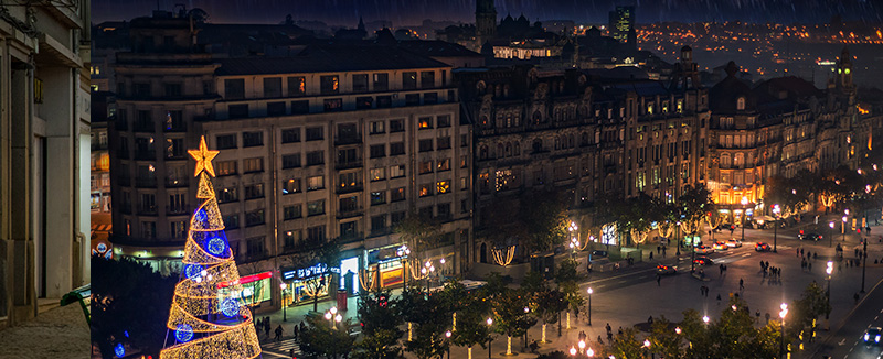 vista de rua movimentada com árvore de natal iluminada no Porto