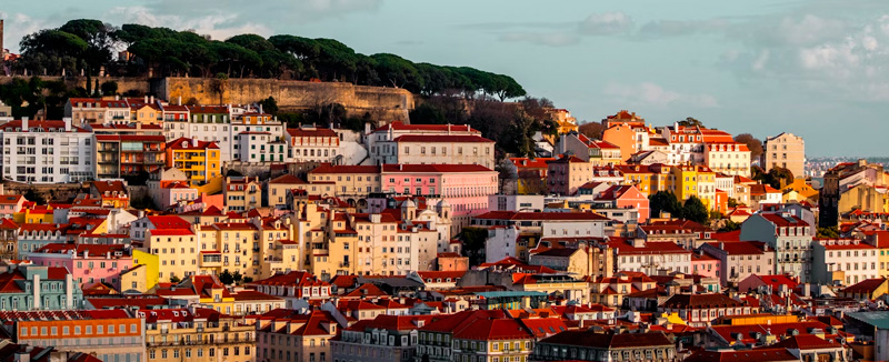 Vista de Lisboa com o Castelo de São Jorge numa colina ao fundo