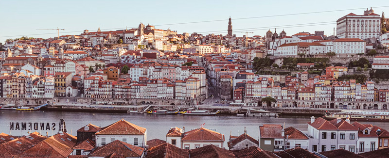 vista da ponte do Porto e barcos no rio douro