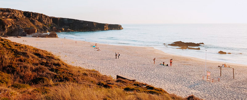 pessoas na praia de Odemira em Portugal com areal grande durante o dia