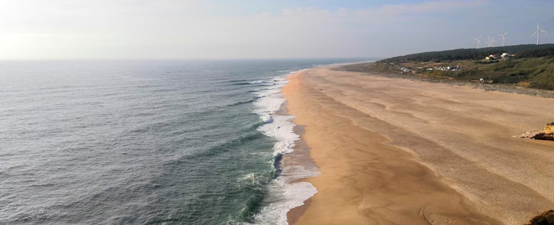 vista aérea de uma praia sem pessoas e com bastante areal