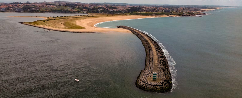 vista aérea de praia no norte de Portugal