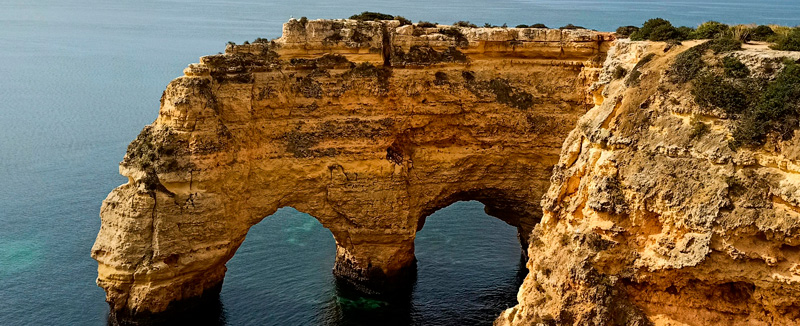 formação rochosa em forma de coração na praia da marinha em portugal