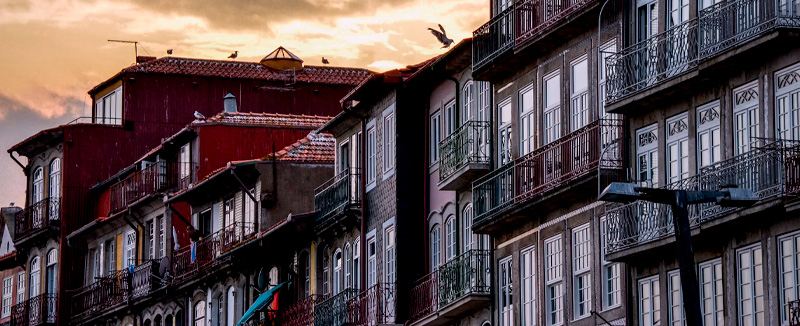 uma vista da cidade do Porto com o rio douro que a atravessa